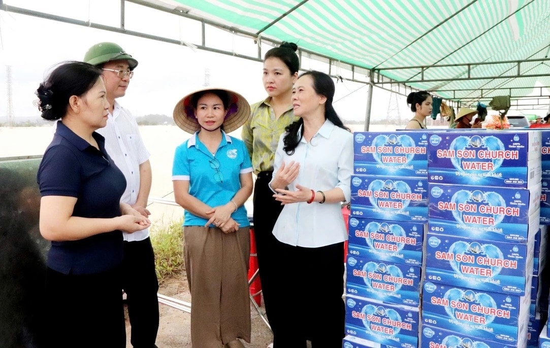 Bà Ngô Thị Hồng Hảo, Tỉnh ủy viên, Phó Chủ tịch Ủy ban MTTQ Việt Nam tỉnh, Chủ tịch Hội LHPN tỉnh và các thành viên trong đoàn trao đổi thông tin với lãnh đạo xã Nông Cống