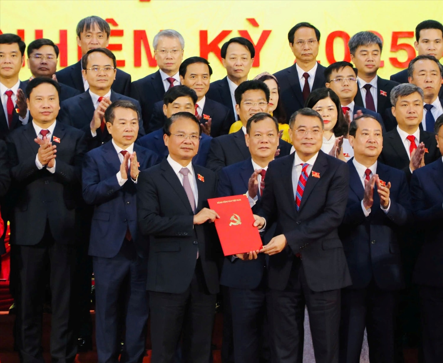 Ủy viên Bộ Chính trị, Bí thư Trung ương Đảng, Trưởng ban Tổ chức Trung ương Lê Minh Hưng trao quyết định của Bộ Chính trị cho tân Bí thư Tỉnh ủy Ninh Bình Đặng Xuân Phong. (ảnh CTV)