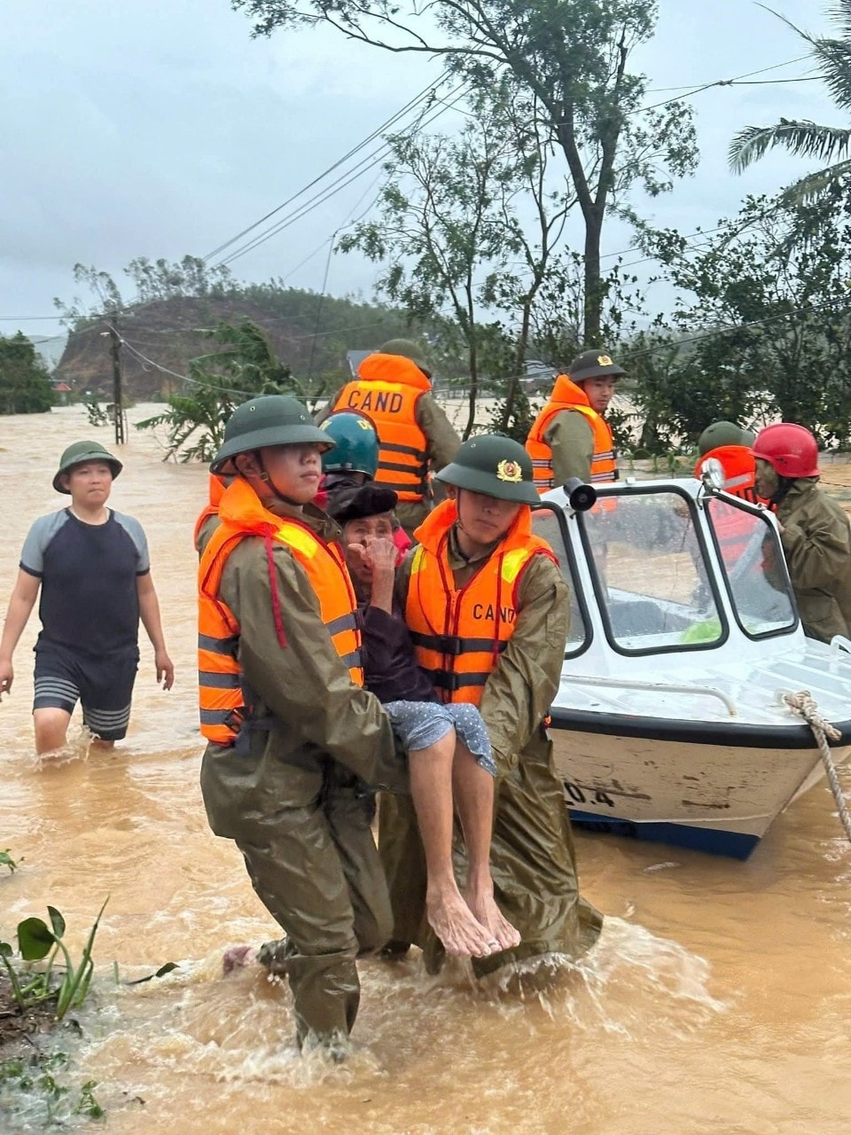 Đội cứu hộ cứu nạn Thanh Hóa và một số tỉnh khác hỗ trợ người dân vùng lũ không quản ngày đêm