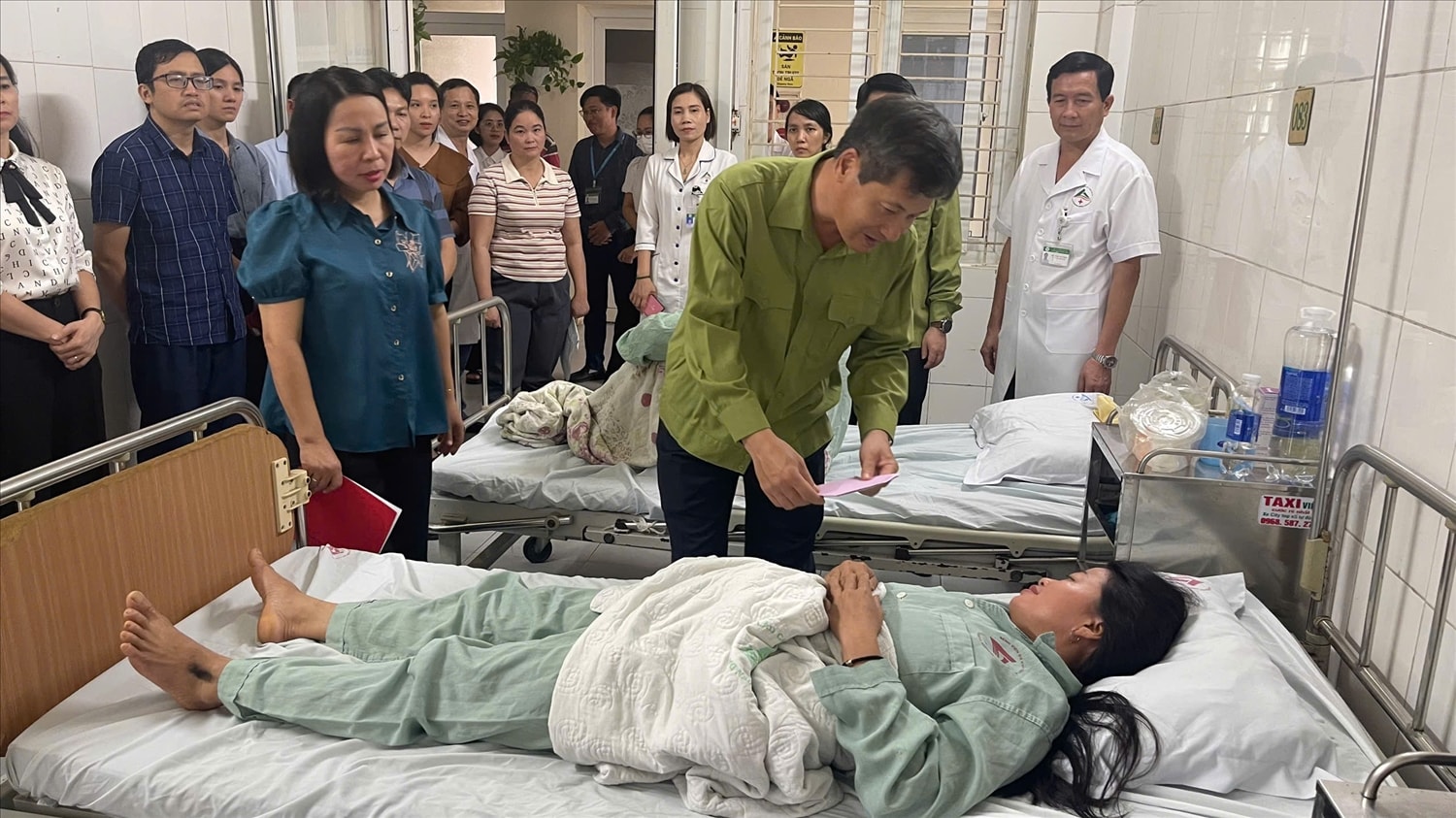 Lãnh đạo tỉnh Lào Cai thăm hỏi nạn nhân bị thương đang được điều trị tại Bệnh viện Đa khoa số 2 Lào Cai (ảnh Trọng Bảo)