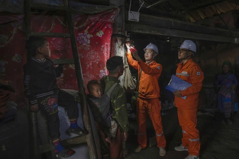 Thông đếm để người dân sớm có điện trở lại (ảnh Trọng Bảo)