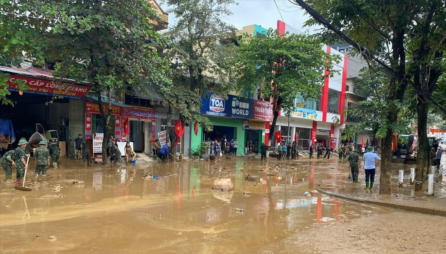 Hàng nghìn cán bộ, chiến sỹ, dân quân tự vệ được huy động để khắc phục hậu quả mưa lũ (ảnh Trọng Bảo))