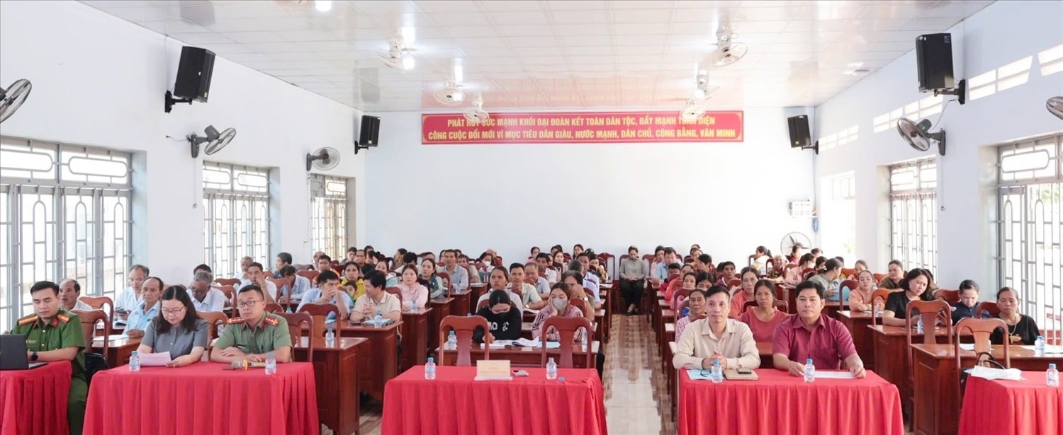 Các đại biểu và người dân tham gia Hội nghị - ảnh: Nhật Lệ