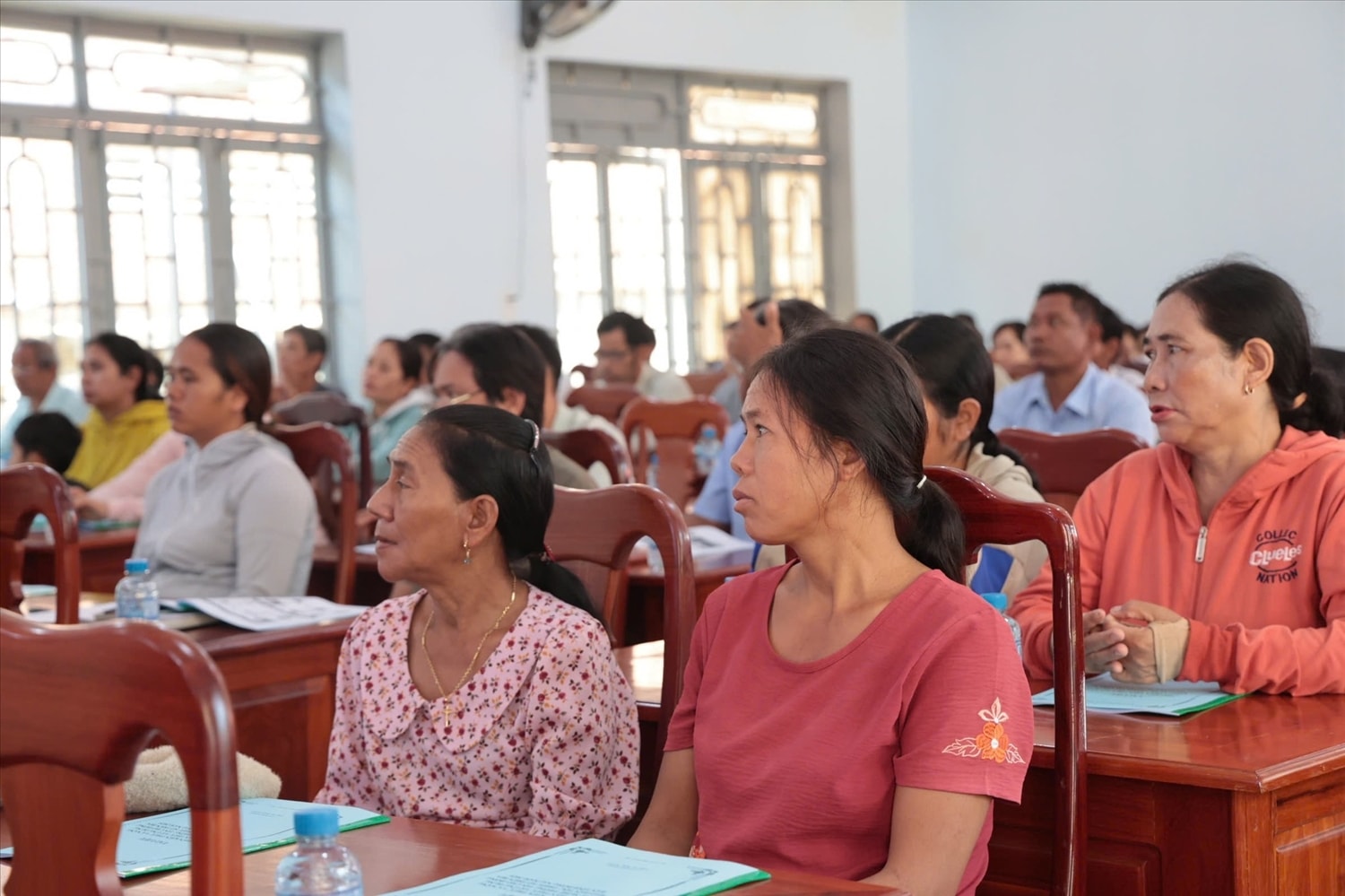 Các đại biểu và người dân tham gia Hội nghị - ảnh: Nhật Lệ