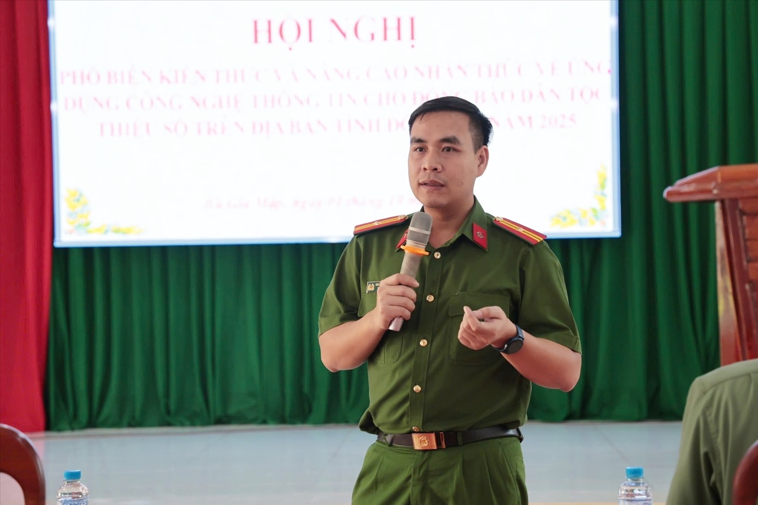 Báo cáo viên đến từ Công an tỉnh Đồng Nai hướng dẫn công tác cư trú, trực tiếp hướng dẫn bà con cách cài đặt và sử dụng định danh điện tử VneID - ảnh: Nhật Lệ