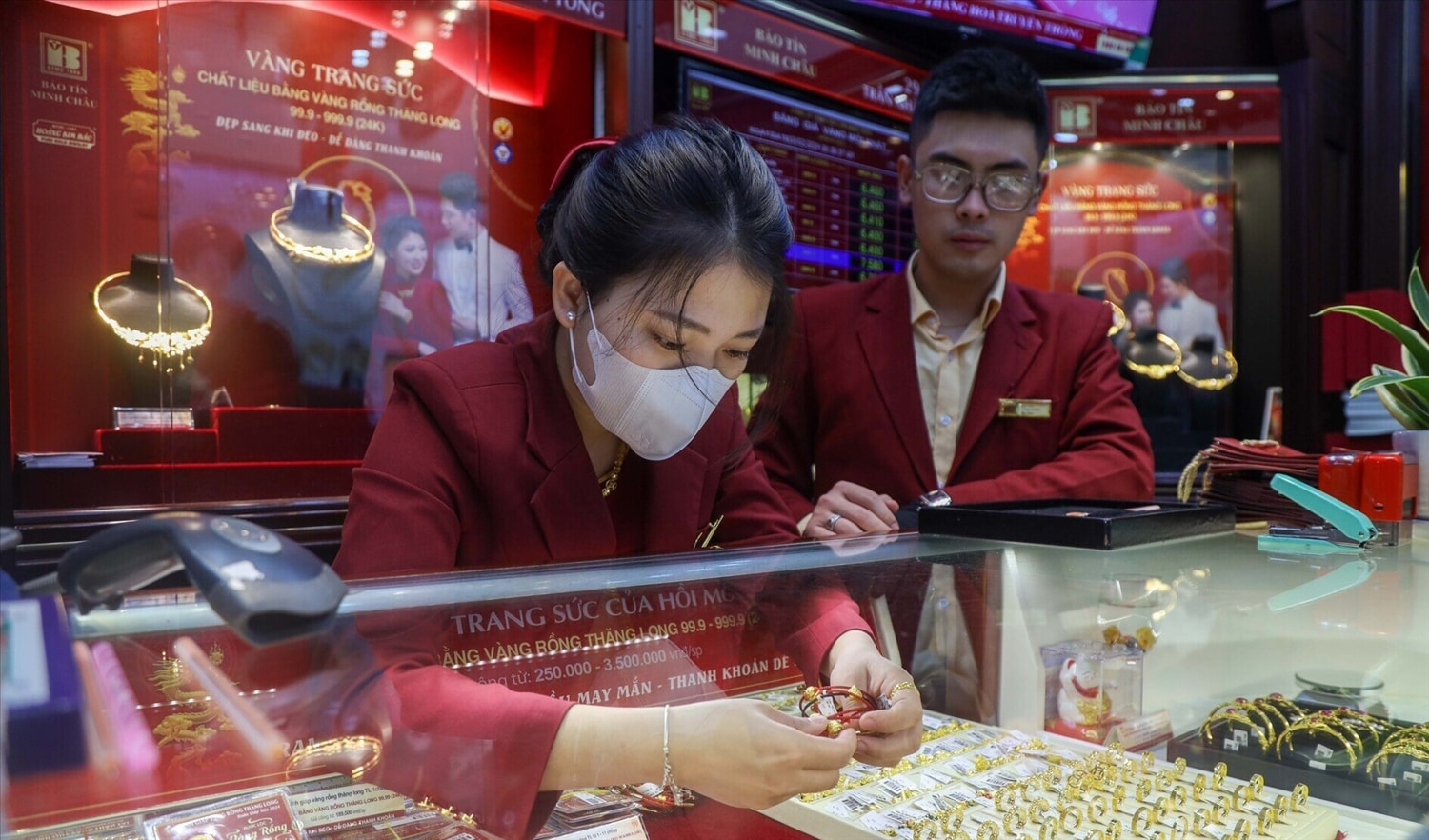 Từ ngày 10/10, mua, bán vàng từ 20 triệu đồng/ngày phải thực hiện qua tài khoản ngân hàng (Ảnh: Trọng Hiếu).