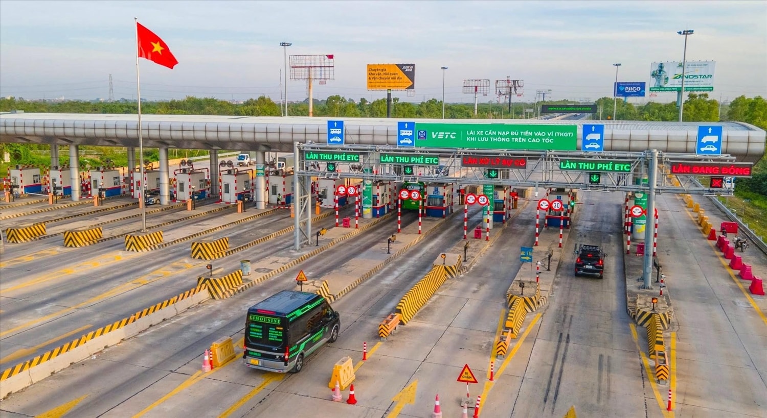  Qua ghi nhận phản ánh thực tế của các cá nhân, doanh nghiệp vận tải, Cục Đường bộ Việt Nam nhận thấy việc kết nối phương tiện thanh toán không dùng tiền mặt kết nối với tài khoản giao thông còn có một số tồn tại (Ảnh TL).