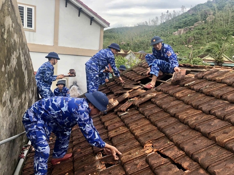 Cán bộ, chiến sỹ Cảnh sát biển giúp gia đình bà Dương Thị Hường - vợ liệt sĩ ở thôn Xuân Lĩnh 1, xã Nghi Xuân, tỉnh Hà Tĩnh lợp lại mái nhà (Ảnh MH). Cán bộ, chiến sĩ Cảnh sát biển giúp gia đình bà Dương Thị Hường - vợ liệt sĩ ở thôn Xuân Lĩnh 1, xã Nghi Xuân, tỉnh Hà Tĩnh lợp lại mái nhà (Ảnh MH).