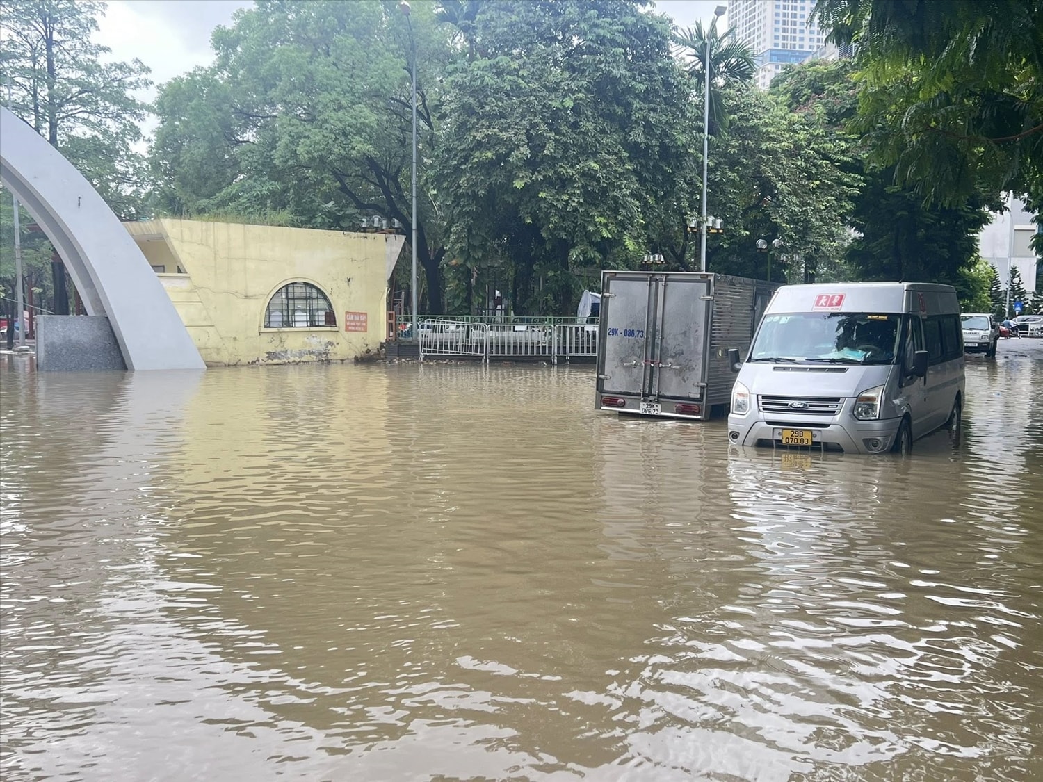 Một số điểm tại Cầu Giấy vẫn ngập sâu