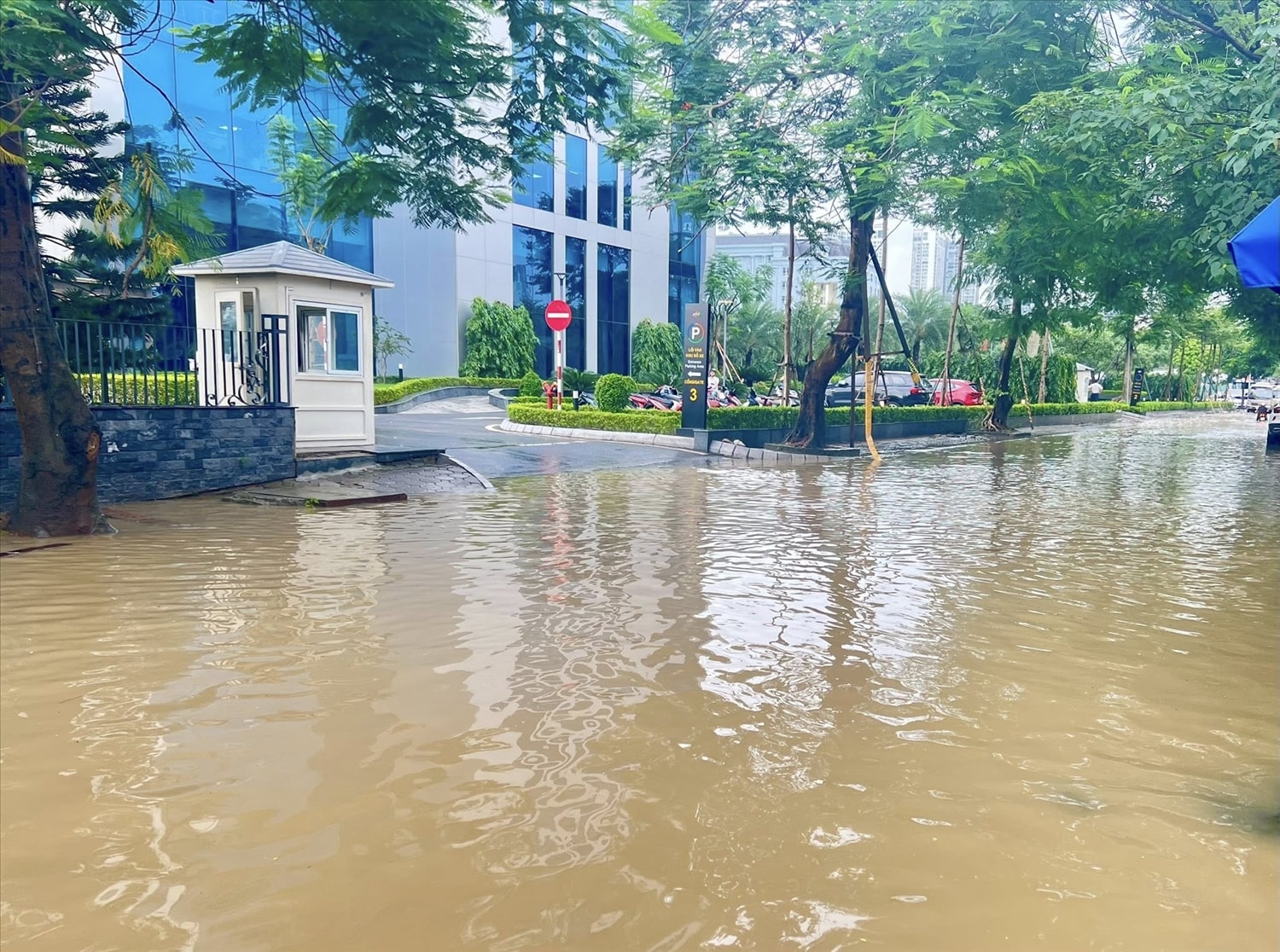 úc này mưa vẫn đang tiếp diễn ở vài nơi, nhiệt độ khoảng 25-27 độ, độ ẩm trên 90%.