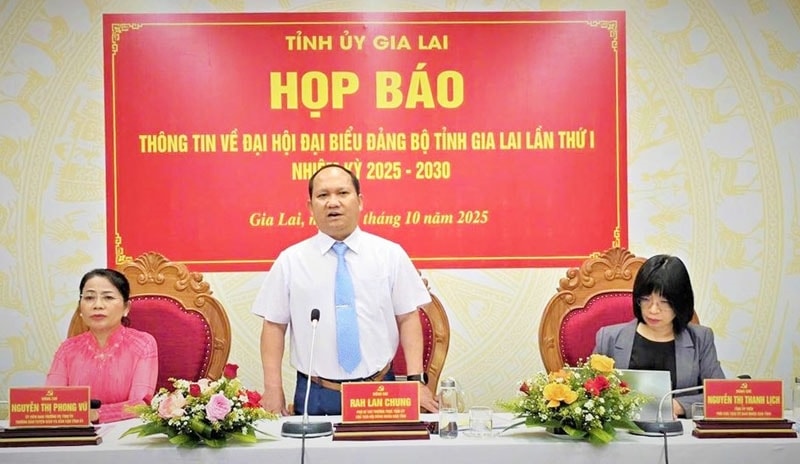 Ông Rah Lan Chung - Phó Bí thư Thường trực Tỉnh uỷ, Chủ tịch HĐND tỉnh Gia Lai phát biểu tại buổi họp báo. (Ảnh T.N)