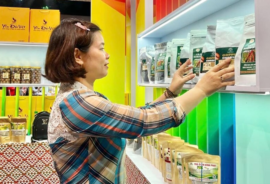 Triển lãm quy tụ hơn 50 doanh nghiệp với các gian hàng phong phú Triển lãm quy tụ hơn 50 doanh nghiệp với các gian hàng phong phú