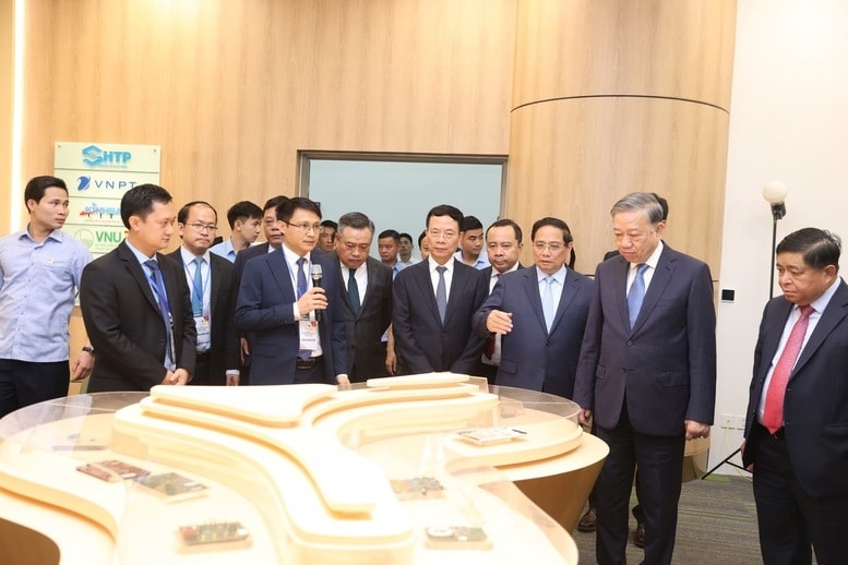 Tổng Bí thư Tô Lâm, Thủ tướng Phạm Minh Chính và các đại biểu tham quan không gian trưng bày - Ảnh: VGP/Nhật Bắc