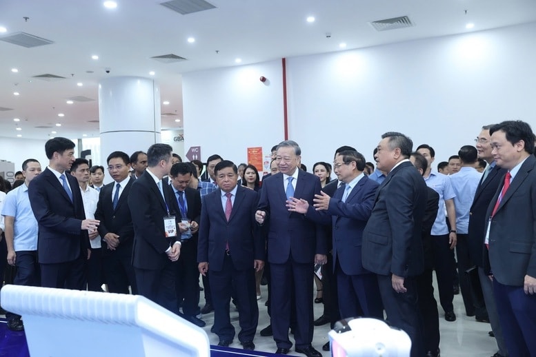 Tổng Bí thư Tô Lâm, Thủ tướng Phạm Minh Chính và các đại biểu tham quan không gian trưng bày - Ảnh: VGP/Nhật Bắc
