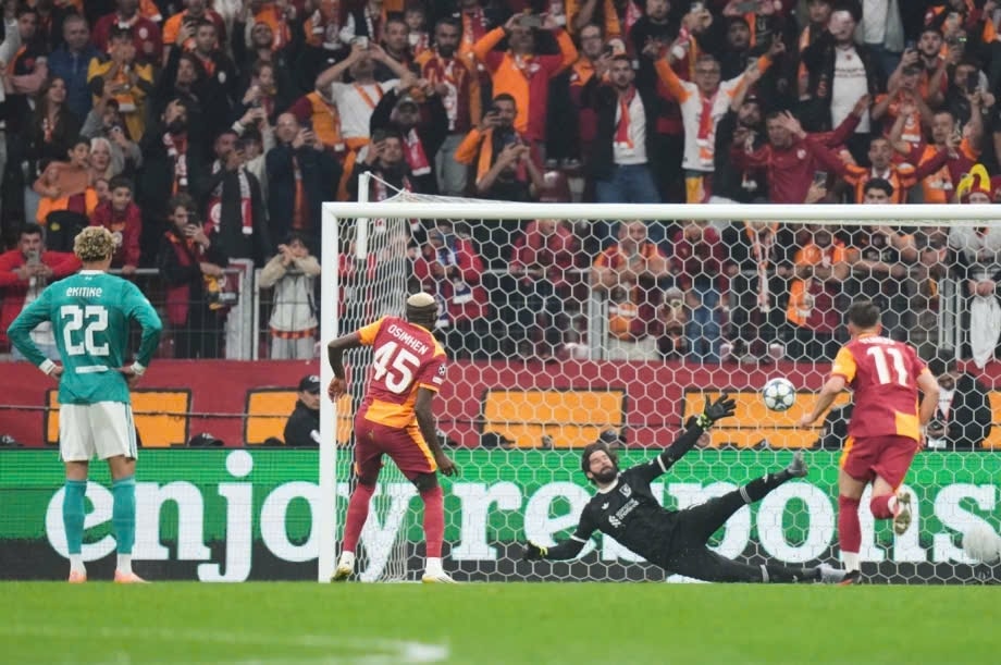 Osimhen thực hiện thành công quả phạt đền giúp Galatasaray giành chiến thắng (Ảnh IT)