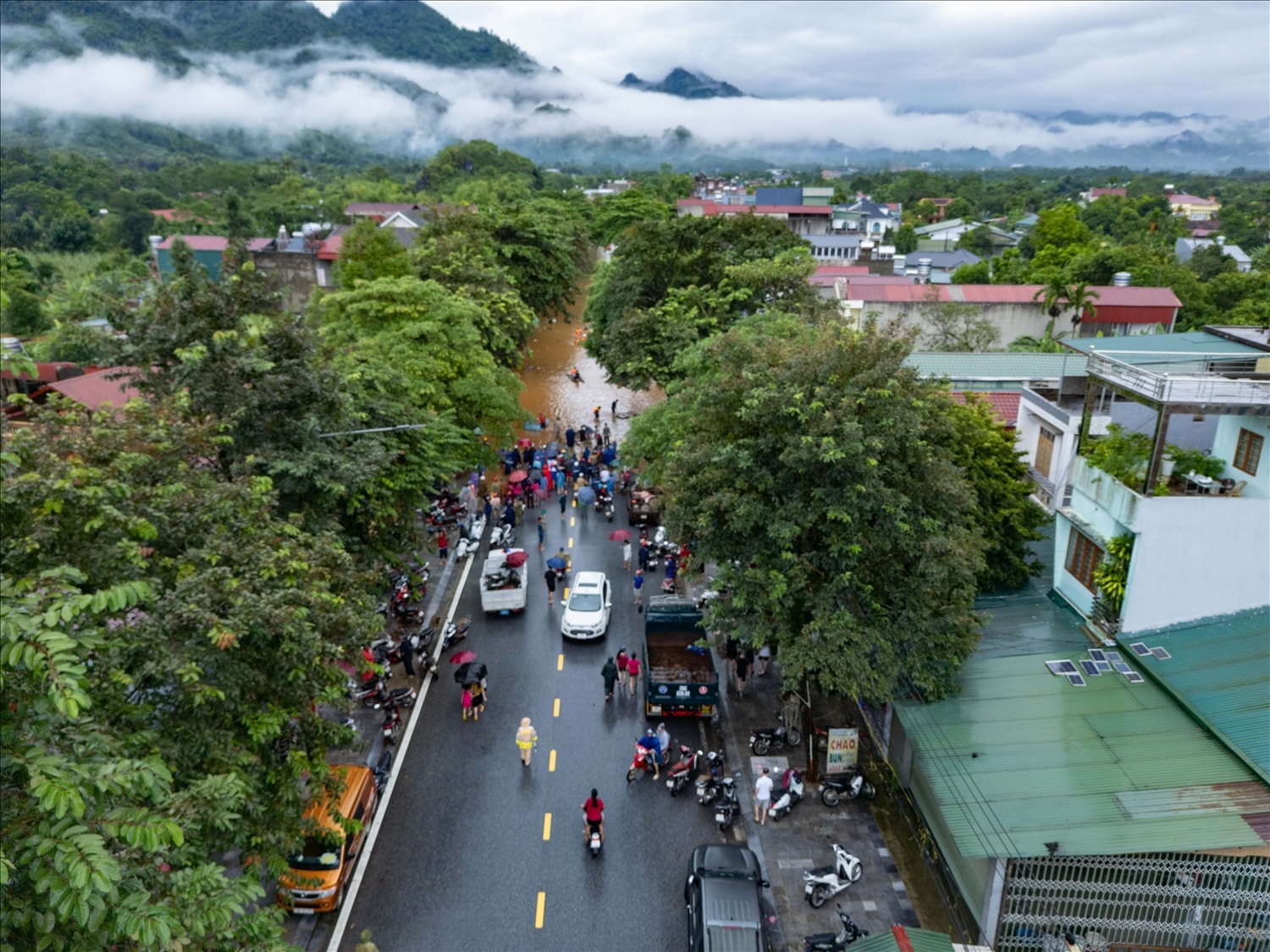Việc sơ tán người dân tới nơi an toàn đang được chính quyền xã Vị Xuyên gấp rút thực hiện. Ảnh: Đào Thuận