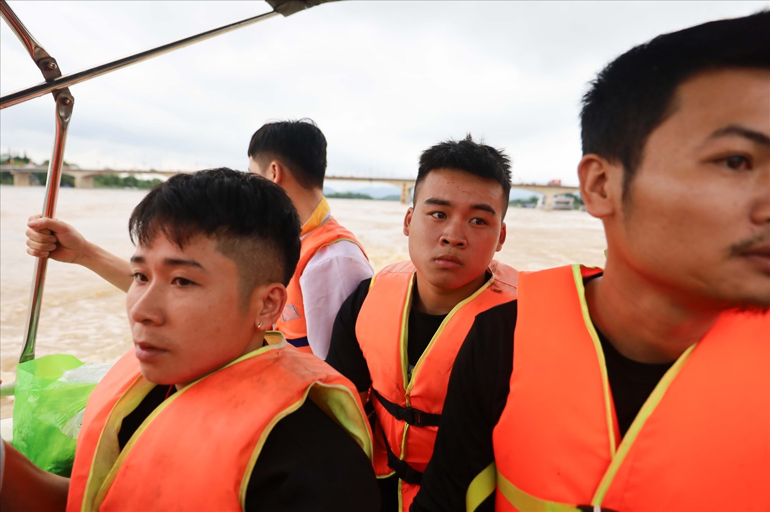 Quá trình làm nhiệm vụ, Phòng Cảnh sát giao thông tỉnh Tuyên Quang (PC08) đã cùng lực lượng Công an phường Minh Xuân giải cứu và đưa vào bờ 4 người dân còn mắc kẹt trên các nhà bè ven sông Lô  