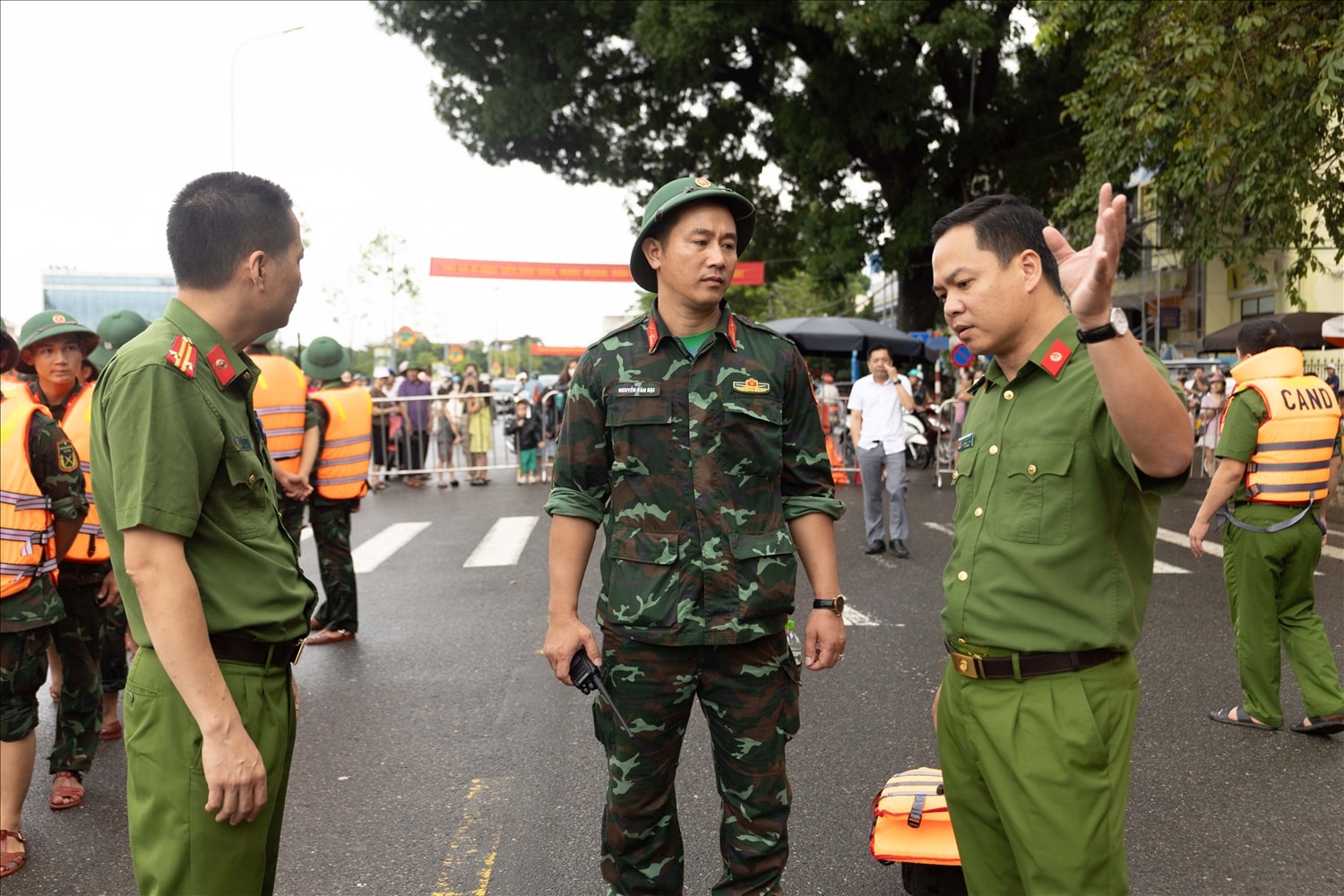 Trung tá Trịnh Ngọc Anh, Trưởng Công an phường Minh Xuân, cho biết: “Nước lũ dâng rất nhanh, nhất là khu vực nhà bè, nếu không kịp thời neo giữ, hậu quả sẽ rất lớn, không chỉ với các hộ dân mà còn ảnh hưởng trực tiếp đến các công trình cầu, cảng ở khu vực hạ lưu. Xác định rõ nhiệm vụ, chúng tôi đã phối hợp chặt chẽ cùng lực lượng quân đội và dân quân, huy động tối đa phương tiện, nhân lực để cứu hộ, cứu nạn. An toàn của Nhân dân luôn là ưu tiên hàng đầu, vì vậy cán bộ, chiến sĩ công an phường không quản hiểm nguy, quyết tâm hoàn thành nhiệm vụ. Trong những ngày tới, chúng tôi sẽ tiếp tục duy trì trực 24/24 giờ, hỗ trợ người dân khắc phục hậu quả sau mưa lũ”.