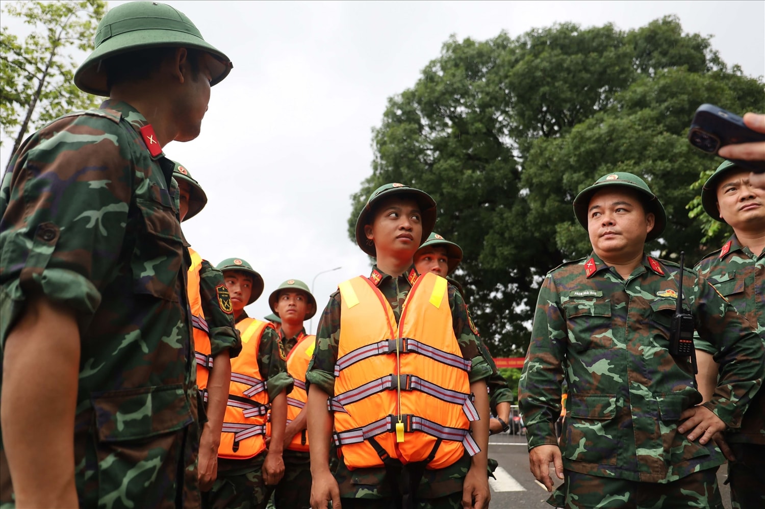 Cán bộ, chiến sĩ Trung đoàn 247, Bộ Chỉ huy quân sự tỉnh Tuyên Quang phối hợp cùng lực lượng Công an phường Minh Xuân làm nhiệm vụ tại thực địa
