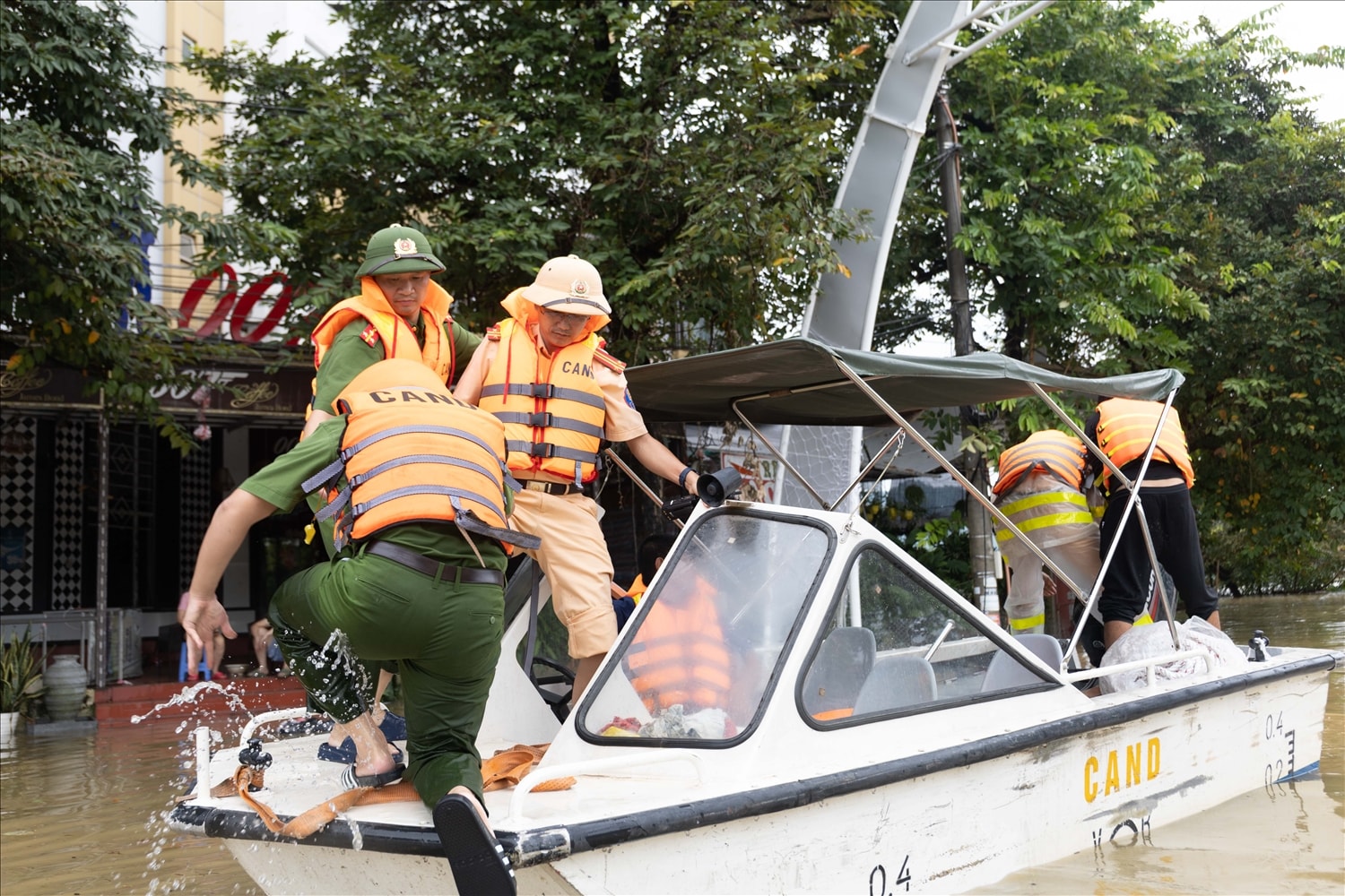 Tỉnh Tuyên Quang đang huy động tối đa sức người và các phương tiện để khắc phục hậu quả mưa lũ. 