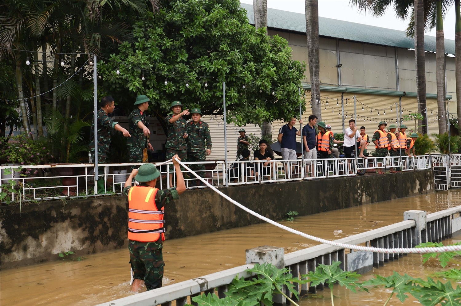 Mặc dù trước đó lực lượng công an đã tuyên truyền, hướng dẫn người dân chủ động gia cố, chằng néo nhà bè, song do mưa lớn kéo dài, dòng nước chảy xiết nên nhiều nhà bè ven sông vẫn đứng trước nguy cơ bị hư hỏng, cuốn trôi. Ngay trong sáng 30/9, Công an phường Minh Xuân phối hợp cùng bộ đội và dân quân tự vệ đã khẩn trương triển khai biện pháp bảo vệ, dùng dây cáp kéo các nhà bè vào vị trí an toàn hơn, đồng thời gia cố thêm cọc sắt để cố định. Nhờ sự hỗ trợ kịp thời, tài sản, phương tiện sản xuất và ngư lưới cụ của các hộ dân được bảo đảm an toàn, giảm thiểu rủi ro do lũ gây ra.