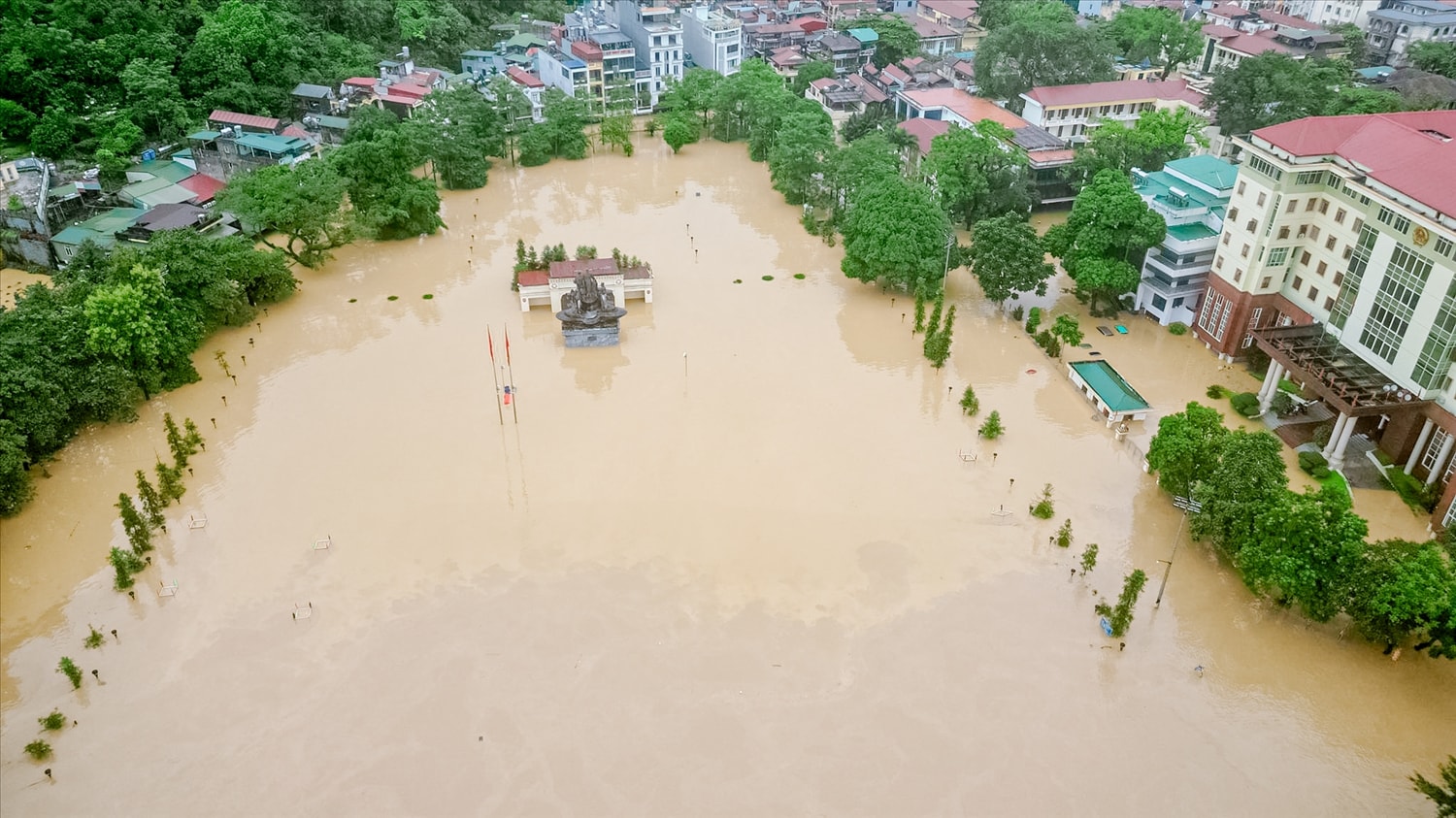 Khu vực Quảng trường phường Hà Giang 1 chìm trong biển nước. Ảnh Xuân Thành