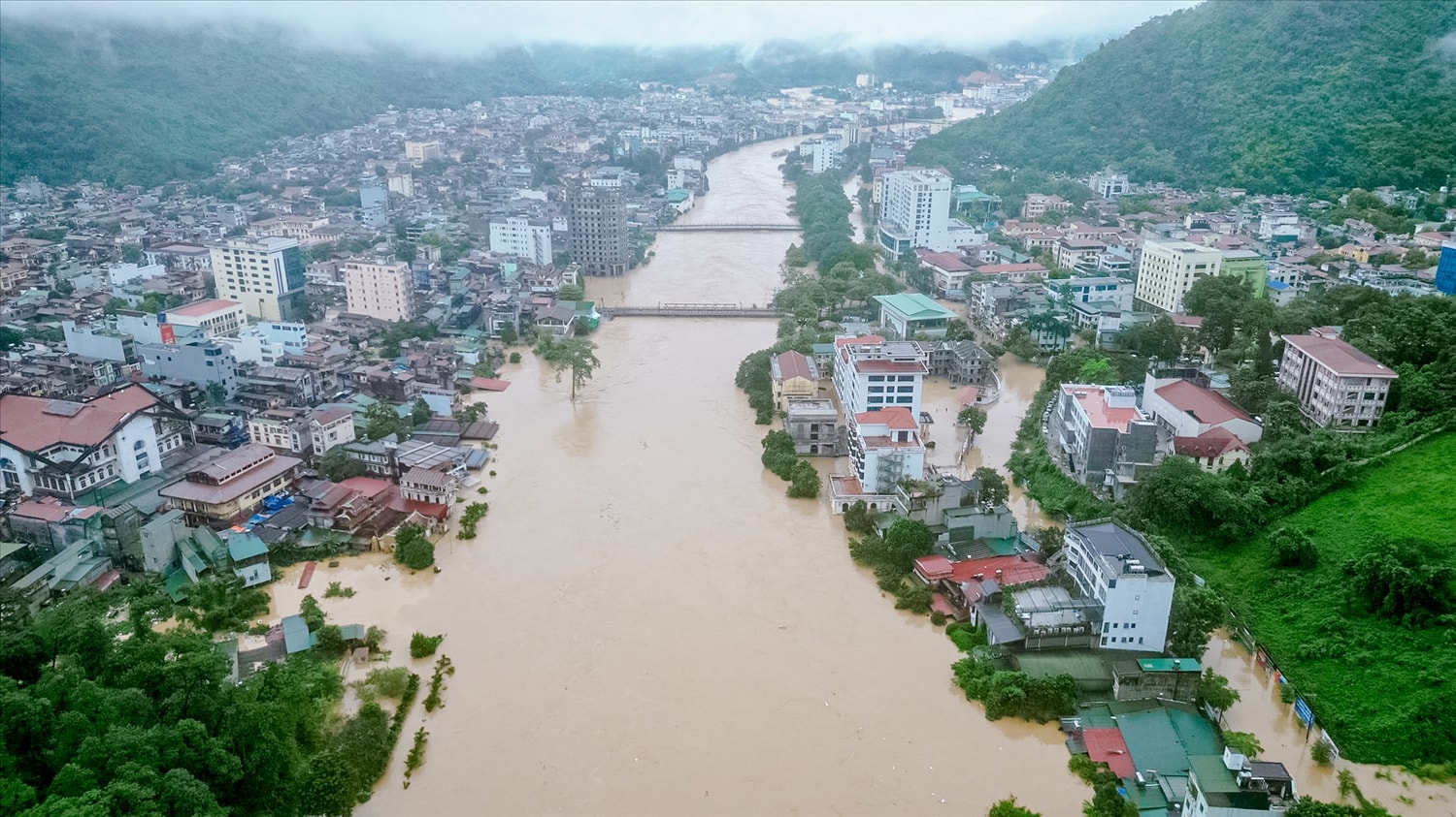 Tới trưa ngày 1/10, phường Hà Giang 1, Hà Giang 2 tỉnh Tuyên Quang vẫn bị ngập nặng. Ảnh Xuân Thành
