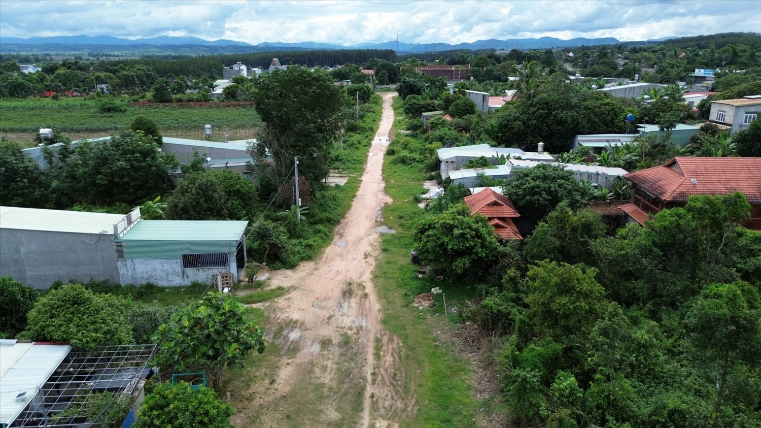 Đoạn đường tổ 2 dài 410m, người dân hiến đất đến nay gần 18 năm nhưng chưa được đầu tư xây dựng hoàn chỉnh. (Ảnh: Ngọc Chí)