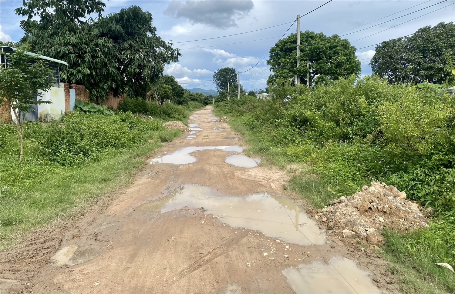 Người dân cho rằng, tinh thần tự nguyện hiến đất vì cộng đồng đã bị lãng quên. (Ảnh: Ngọc Chí)