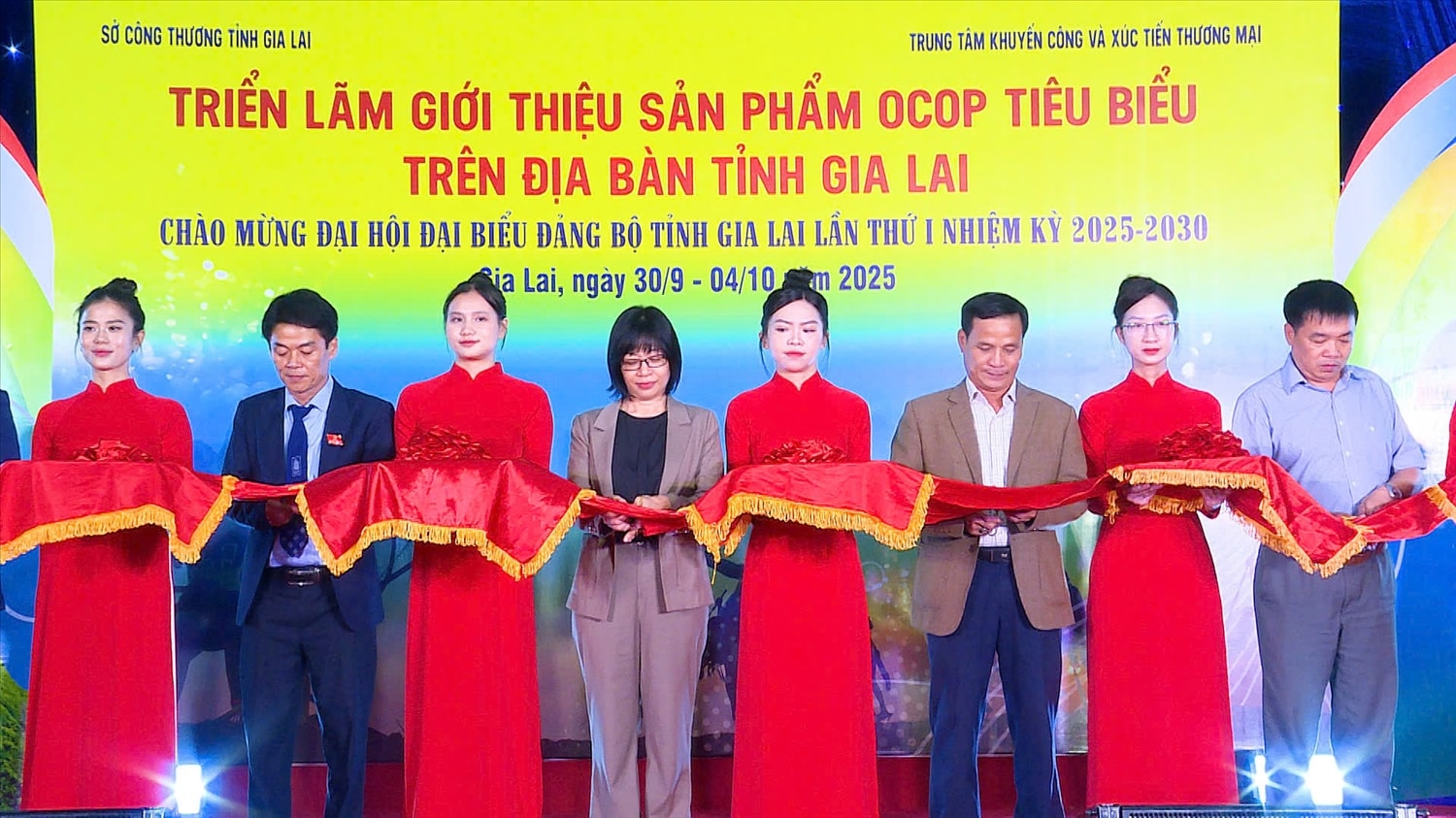 Đại biểu cắt băng khai mạc Triển lãm Đại biểu cắt băng khai mạc Triển lãm