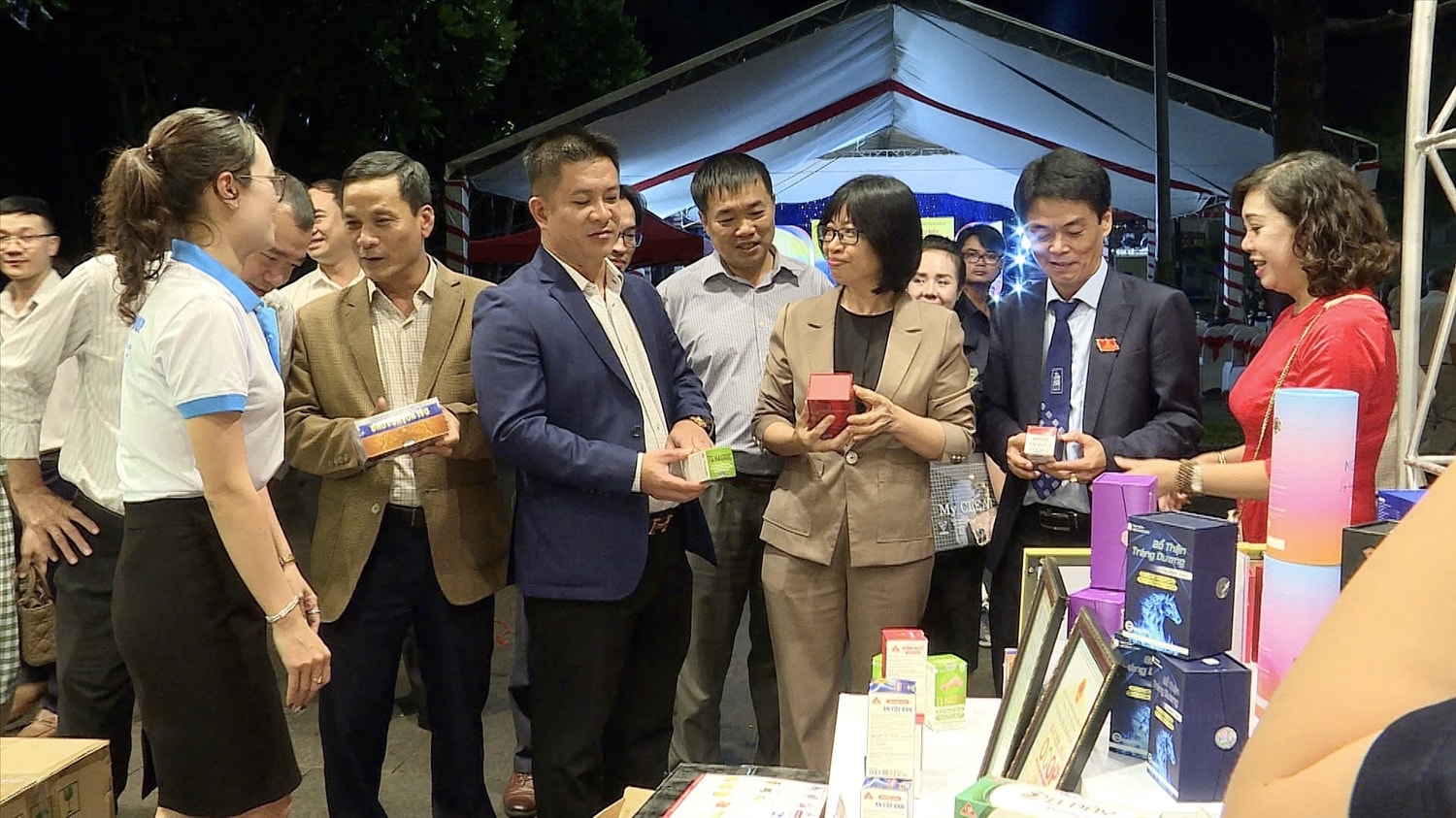 Đại biểu tham quan gian hàng giới thiệu sản phẩm OCOP đặc trưng tiêu biểu tỉnh Gia Lai tại triển lãm Đại biểu tham quan gian hàng giới thiệu sản phẩm OCOP đặc trưng tiêu biểu tỉnh Gia Lai tại triển lãm