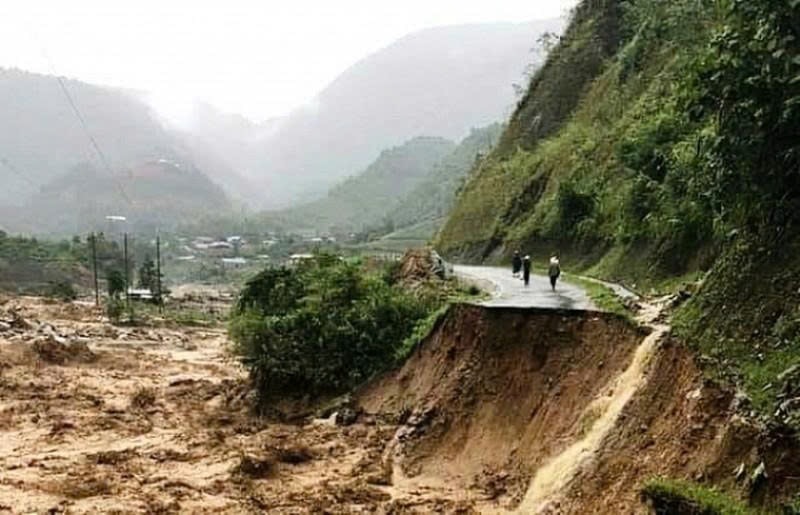 Mưa lũ gây sạt lở đất, cắt đứt giao thông tại nhiều địa phương. (Ảnh minh họa) Mưa lũ gây sạt lở đất, cắt đứt giao thông tại nhiều địa phương. (Ảnh minh họa)