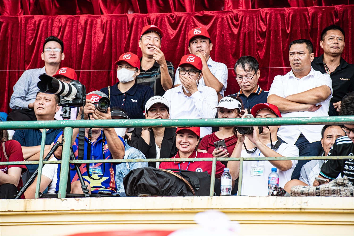Khán giả thích thú khi được quan sát các nghi thức của lễ hội cùng các màn tranh tài của các 