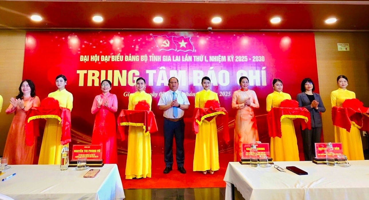 Các đại biểu cắt băng khai trương Trung tâm báo chí phục vụ Đại hội đại biểu Đảng bộ tỉnh Gia Lai lần thứ I, nhiệm kỳ 2025 – 2030 (Ảnh T.N)