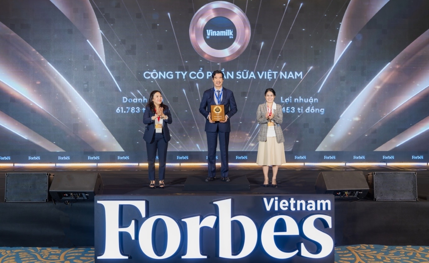 Ông Nguyễn Quốc Khánh - Giám đốc Điều hành Nghiên cứu và Phát triển Vinamilk nhận vinh danh Top 50 Công ty niêm yết tốt nhất Việt Nam - Ảnh: Forbes VN