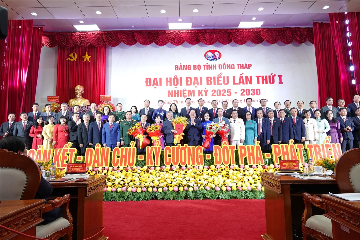 Trưởng Ban Tuyên giáo và Dân vận Trung ương Nguyễn Trọng Nghĩa chụp ảnh cùng Ban Chấp hành Đảng bộ tỉnh Đồng Tháp nhiệm kỳ 2020 - 2025