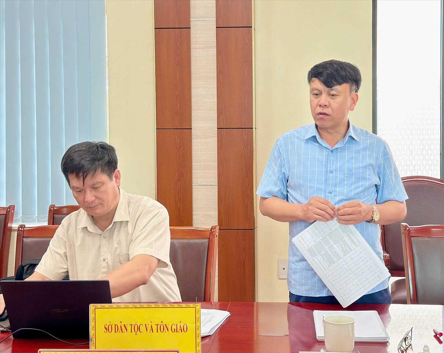 Phó Giám đốc Sở Dân tộc và Tôn giáo tỉnh Quảng Ninh Đặng Quang Ngạn phát biểu tại buổi làm việc 