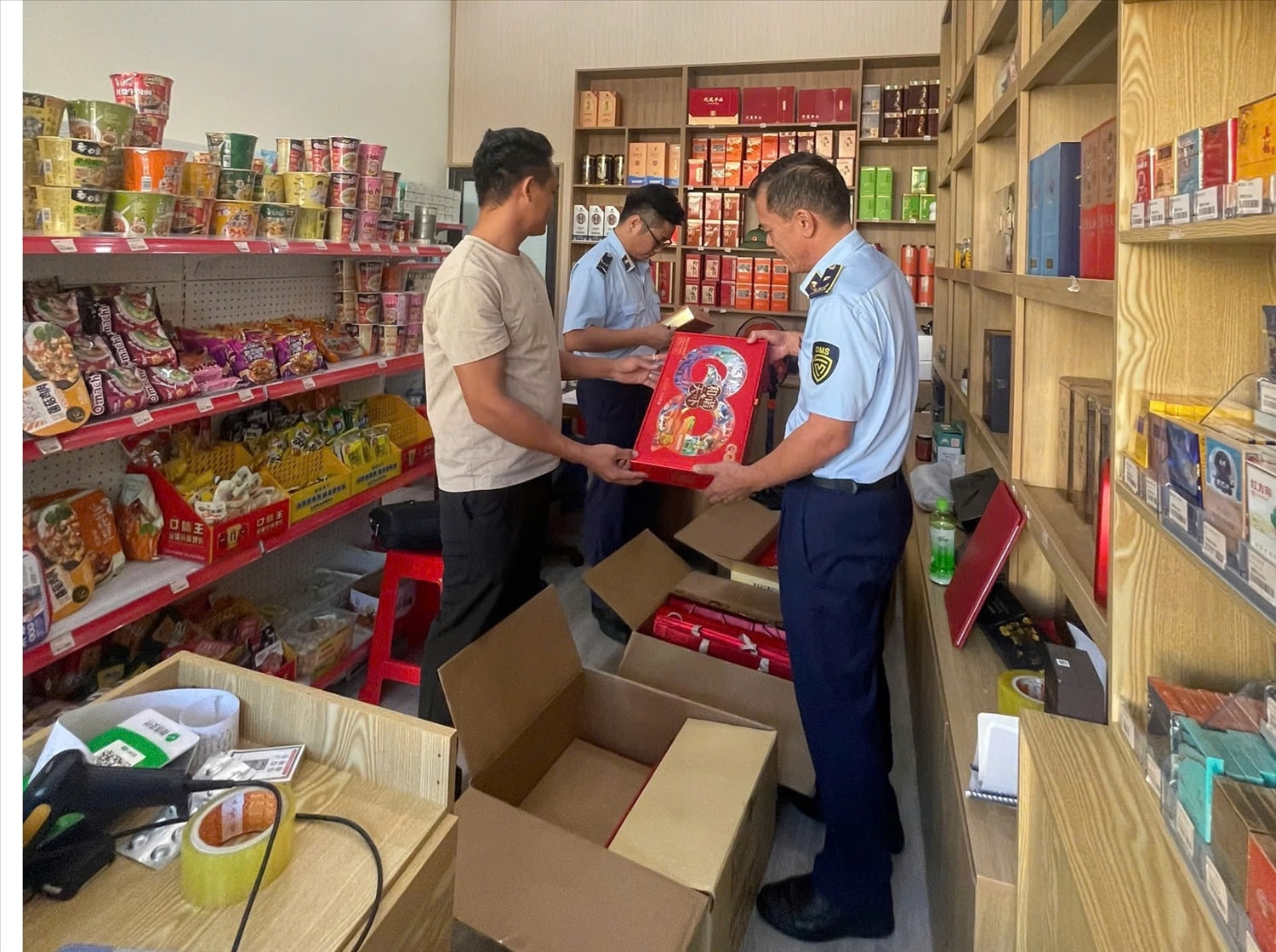 Lực lượng chức năng siết chặt kiểm tra các hộ kinh doanh Lực lượng chức năng siết chặt kiểm tra các hộ kinh doanh