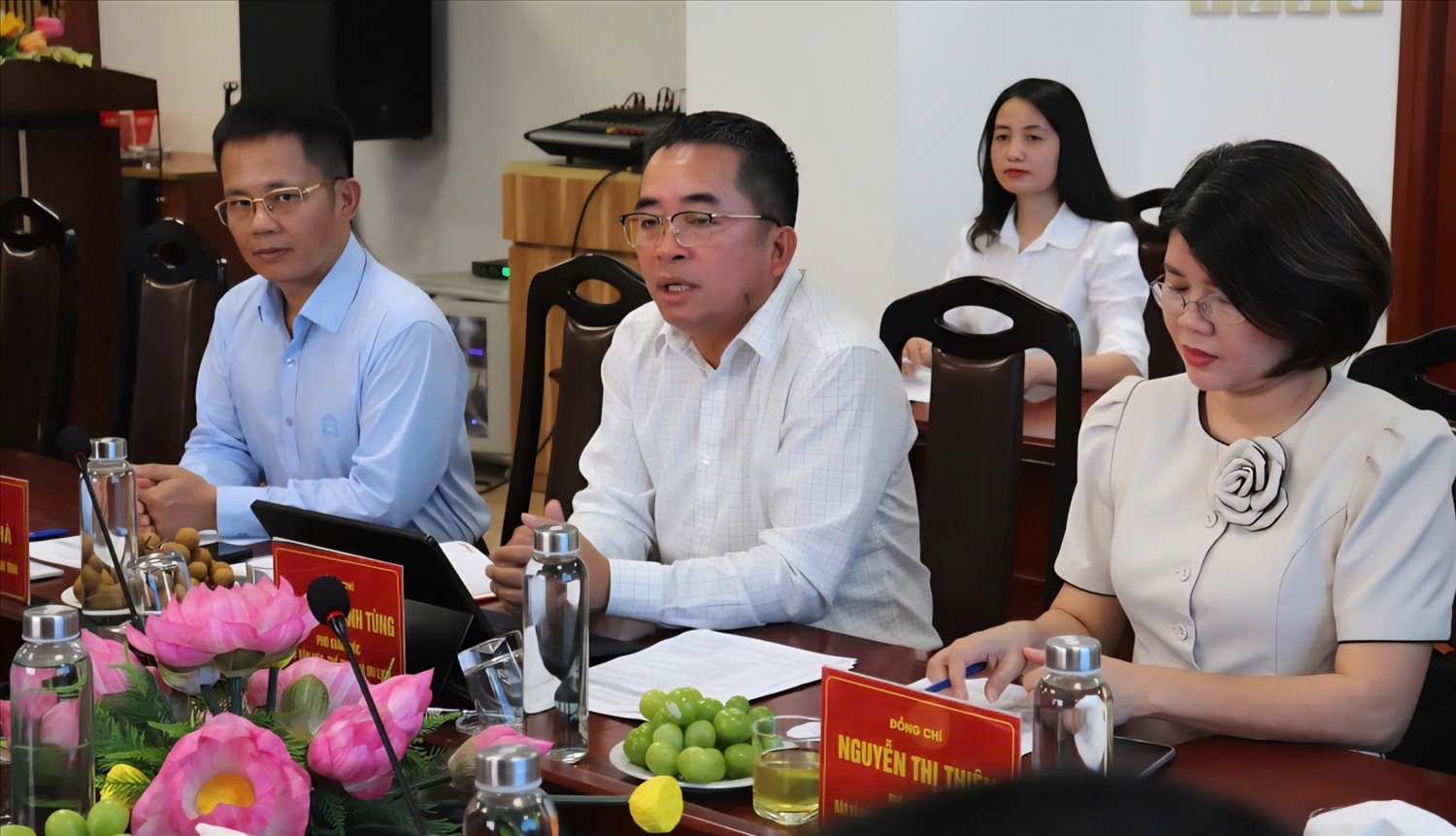Đại diện Sở Văn hóa, Thể thao và Du lịch giới thiệu tổng quan tình hình phát triển kinh tế - xã hội của Quảng Ninh phát biểu tại buổi làm việc. Ảnh: Mỹ Dung