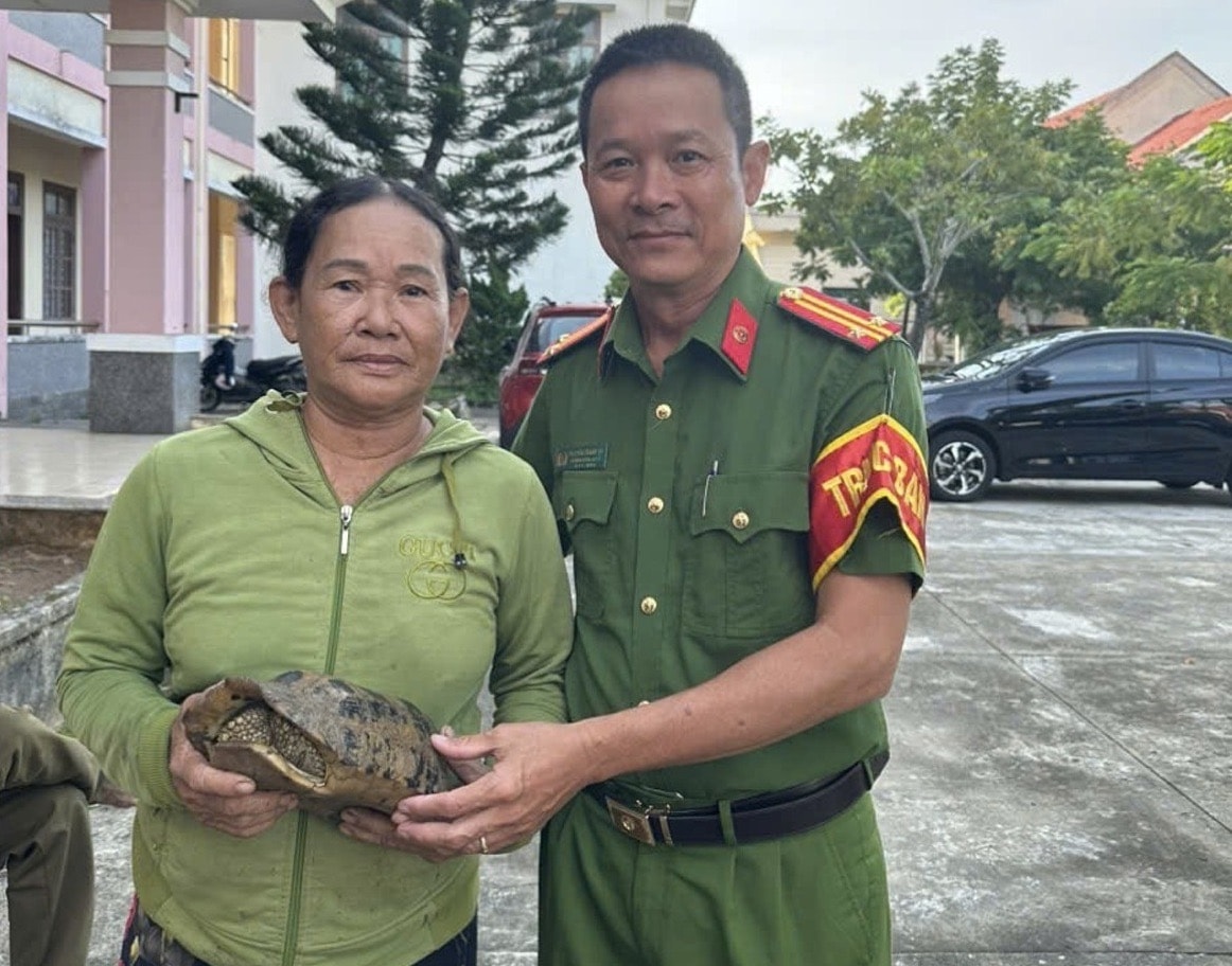 Bà Ngọc bàn giao rùa quý hiếm cho lực lượng chức năng thả về tự nhiên. (Ảnh Công an cung cấp). Bà Ngọc bàn giao rùa quý hiếm cho lực lượng chức năng thả về tự nhiên. (Ảnh Công an cung cấp).