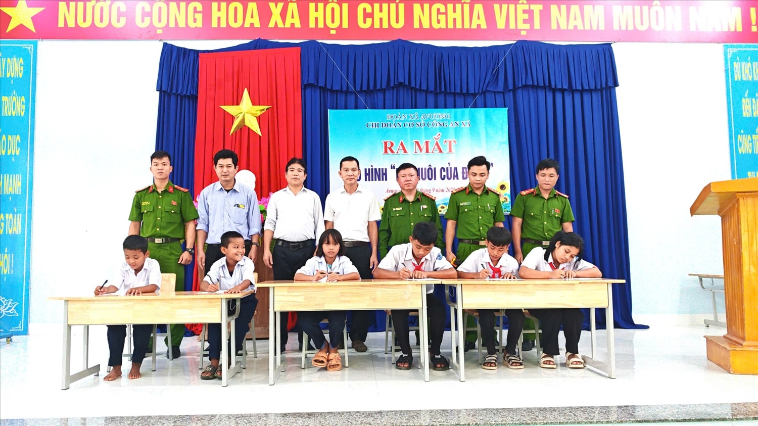 Công an xã A Vương ra mắt mô hình Em nuôi của Đoàn. (Ảnh A Vương)