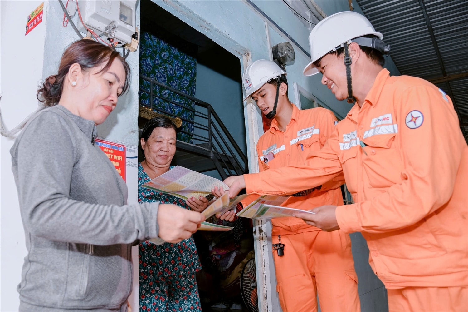 EVNSPC cũng khuyến cáo mỗi gia đình hãy tuân thủ nguyên tắc “cẩn trọng – phòng ngừa – báo ngay” để bảo vệ an toàn cho bản thân, gia đình và cộng đồng