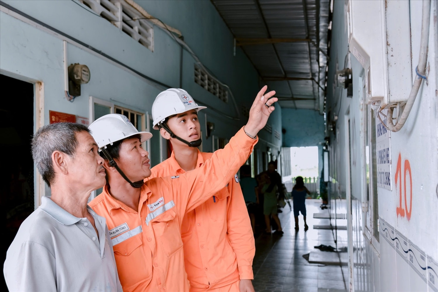 CBCNV Công ty Điện lực An Giang tuyên truyền, hướng dẫn sử dụng điện an toàn cho người dân