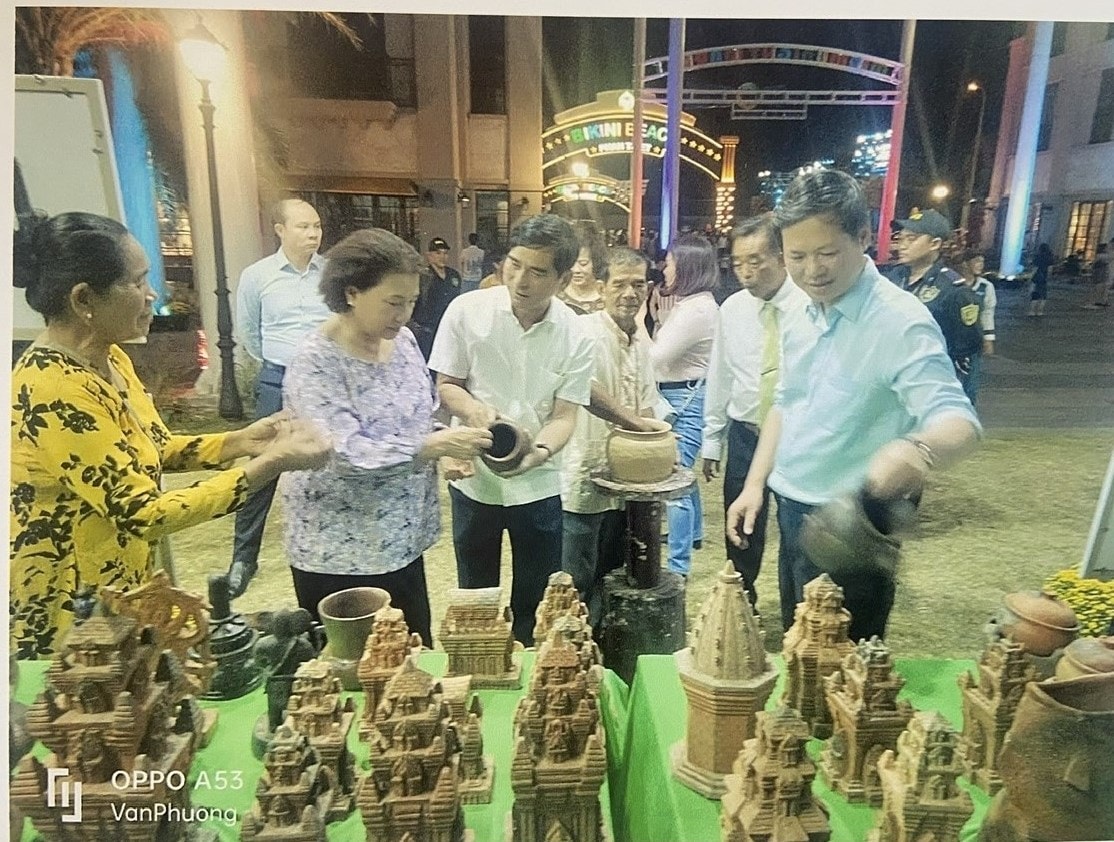Nguyên Chủ tịch Quốc hội Nguyễn Thị Kim Ngân xem nghệ nhân Lương Thị Hòa biểu diễn làm gốm mỹ nghệ tại Khu resort NovaWorld Phan Thiết năm 2023.