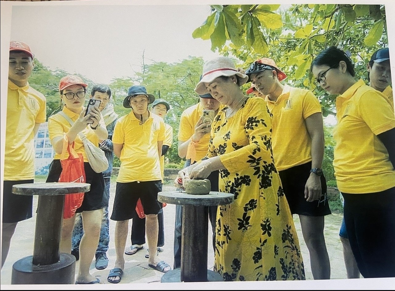Nghệ nhân Lương Thị Hòa trình diễn gốm mỹ nghệ cho Đoàn khách du lịch trải nghiệm tại một resort ở Mũi Né - Phan Thiết.