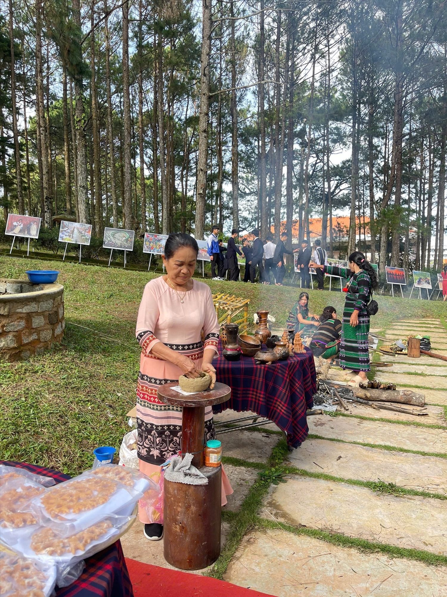 Nghệ nhân Lương Thị Hòa trình diễn kỹ thuật gốm mỹ nghệ phục vụ du khách tại Đà Lạt nhân dịp công bố Cổ vật quốc gia ngày 14/9/2025.