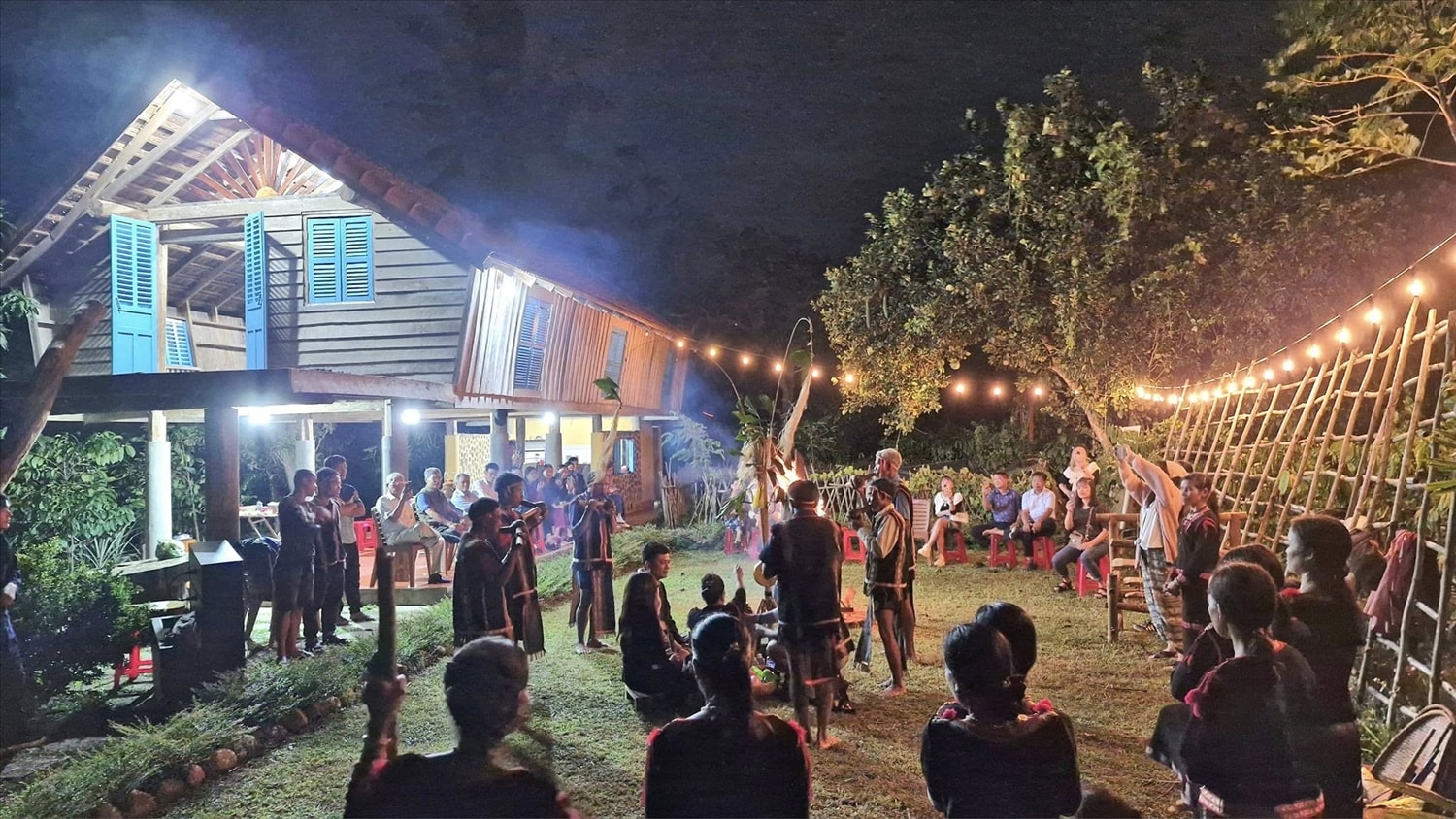 (Đêm hội cồng chiêng bên nhà dài - âm nhạc, ánh lửa và câu chuyện nối kết cộng đồng với du khách.