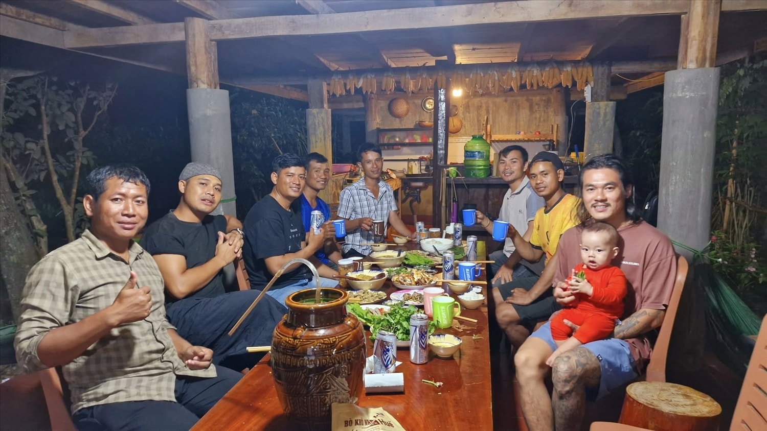 Bữa cơm sum vầy cùng bạn bè và du khách.