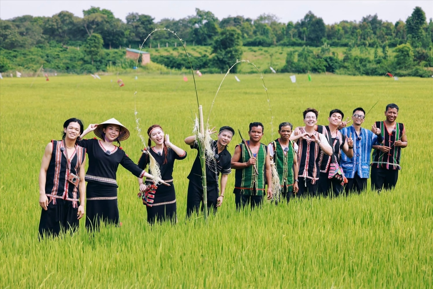 Đoàn nghệ sĩ trải nghiệm tục làm cây nêu cúng cầu mùa màng tươi tốt.