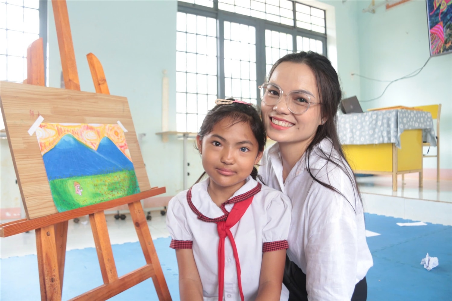 Thấy học trò có đôi mắt 2 màu, cô Nguyễn Thị Bích Thảo, giáo viên Mỹ thuật chụp hình đăng lên mạng xã hội (Ảnh: Lê Hường)
